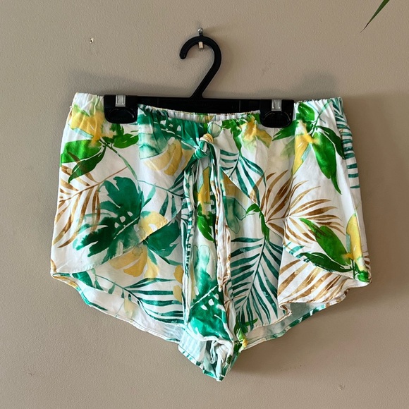 Gianni Bini White with Green/Yellow/Brown Tropical Print Shorts - Picture 10 of 15